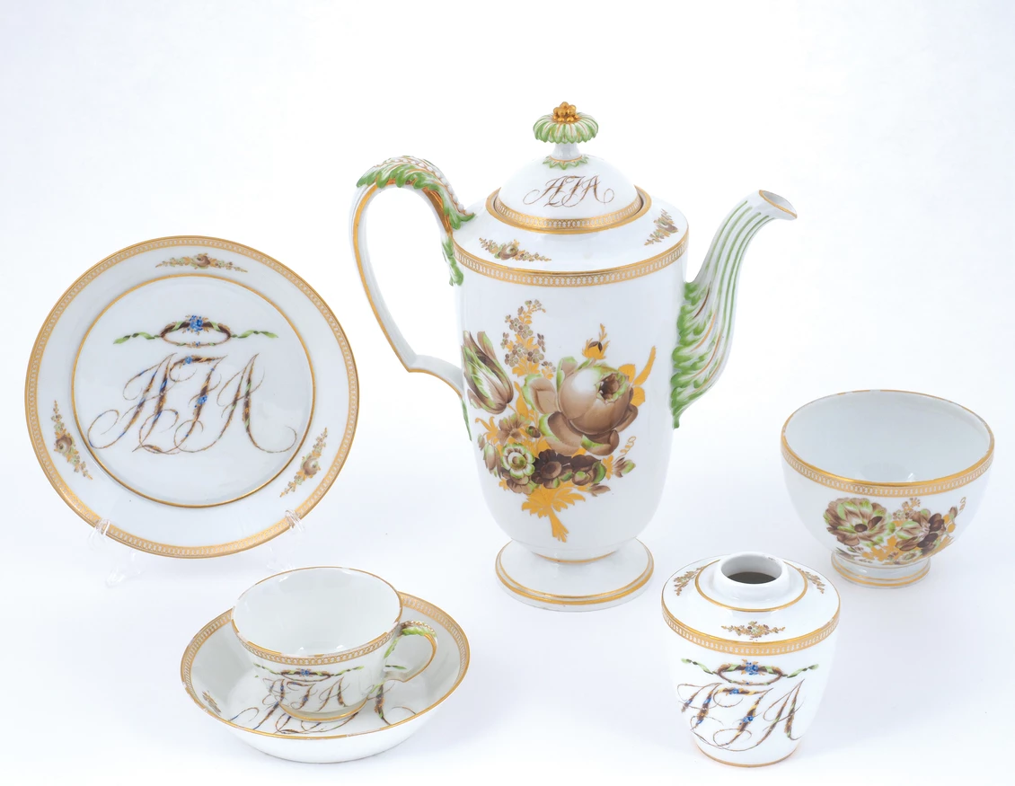 Сервиз кофейный: кофейник, вазочка, чайница, полоскательница, чашки с блюдами.  Германия, Мейсен  1790-е годы. 